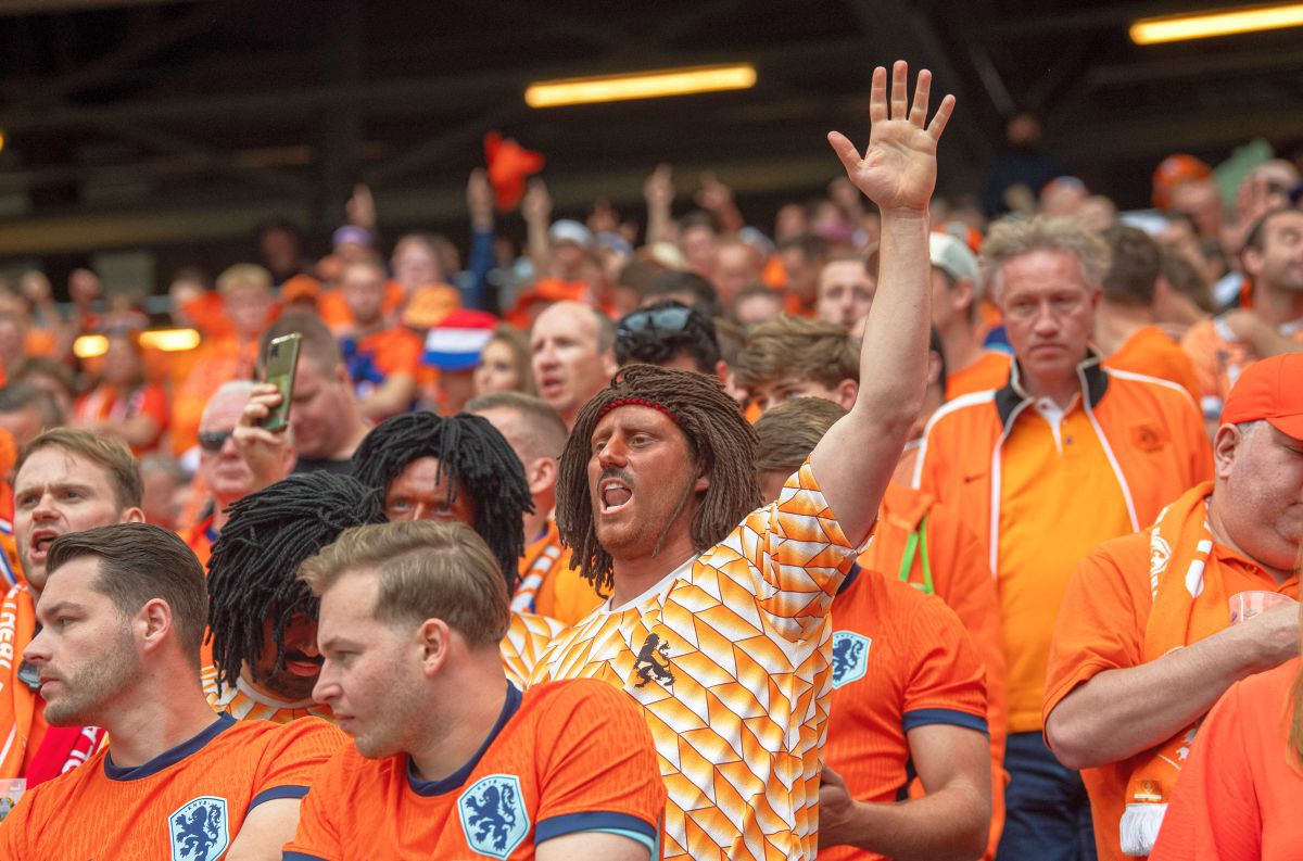 Suporterii Olandei, la înălțime înaintea meciului cu Polonia. Imagini cu marea „Oranj” prezentă pe Volksparkstadion