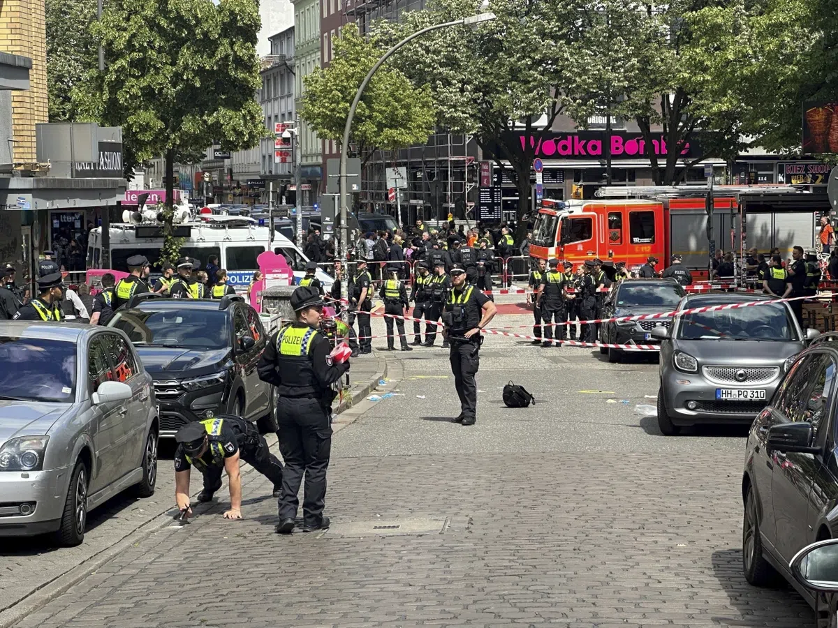 Incident major la Hamburg! A încercat să atace fanii cu un topor și a fost împușcat de Poliție, înainte de Polonia - Olanda. Atenție, imagini șocante!