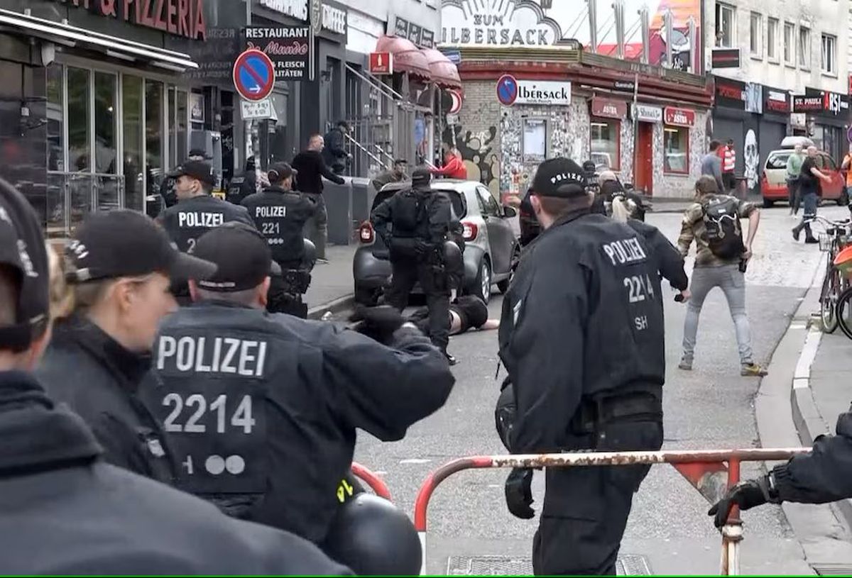 Incident major la Hamburg! A încercat să atace fanii cu un topor și a fost împușcat de Poliție, înainte de Polonia - Olanda
