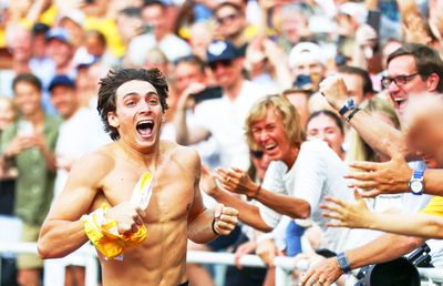 Pe „cel mai frumos” stadion al lumii, fantasticul Armand Duplantis a doborât din nou recordul mondial la săritura cu prăjina: „Sunt în al 9-lea cer”