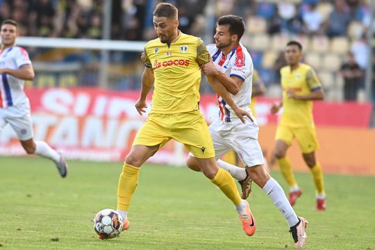Gicu Grozav în duel cu Federico Maciel / Foto: Imago Images