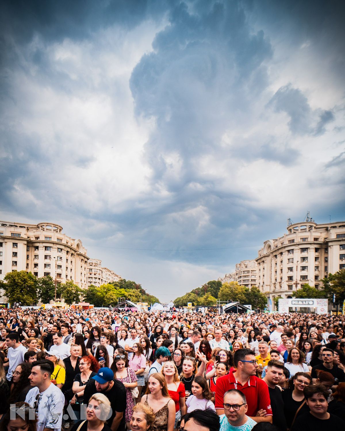 Cu 750 mp de ecrane, pe o scena de 60 metri, Festivalul KIMARO a început pe 13 iunie în Piața Constituției București!