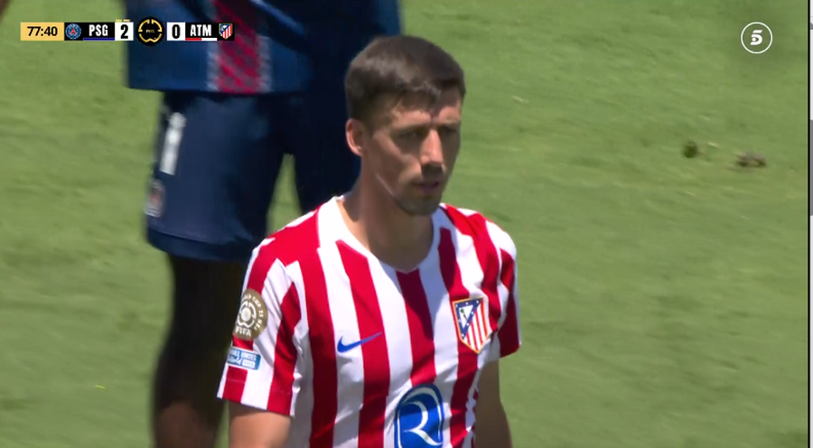 Clement Lenglet vede al doilea „galben” și pleacă la vestiare, lăsând-o pe Atletico în zece oameni / Foto: X Marca Istvan Kovacs îi înfurie pe spanioli: „Arbitraj părtinitor, tendențios și confuz” » Calificativ slab primit în Marca!