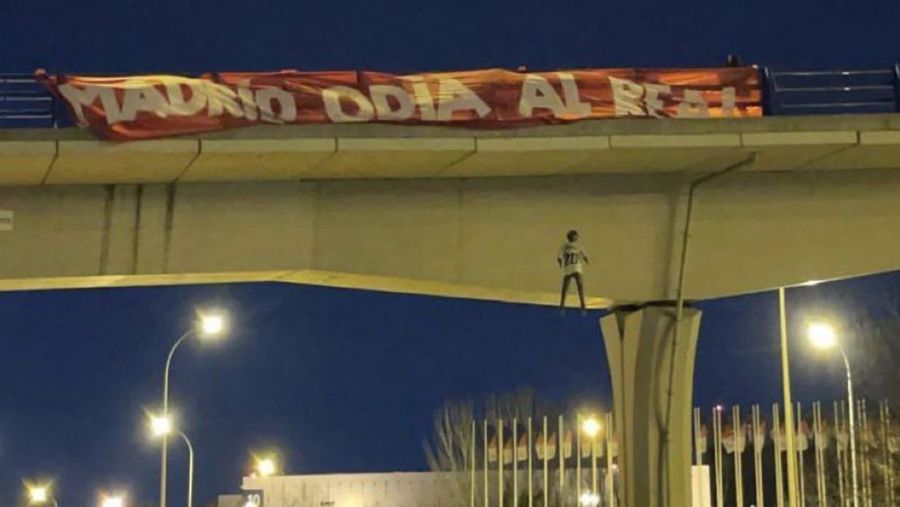 Păpușa care îl înfățișa pe Vinicius Junior „spânzurat” pe un pod din capitala Spaniei Vinicius, ținta instigării la ură » Ultrașii lui Atletico Madrid care l-au „spânzurat” pe brazilian au fost condamnați la închisoare