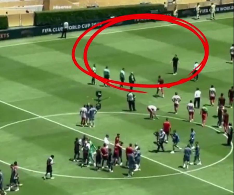 Momentele în care, după fluierul final, antrenorul Diego Simeone îi cere explicații lui Istvan Kovacs la centrul terenului / Foto: X Marca Istvan Kovacs îi înfurie pe spanioli: „Arbitraj părtinitor, tendențios și confuz” » Calificativ slab primit în Marca!