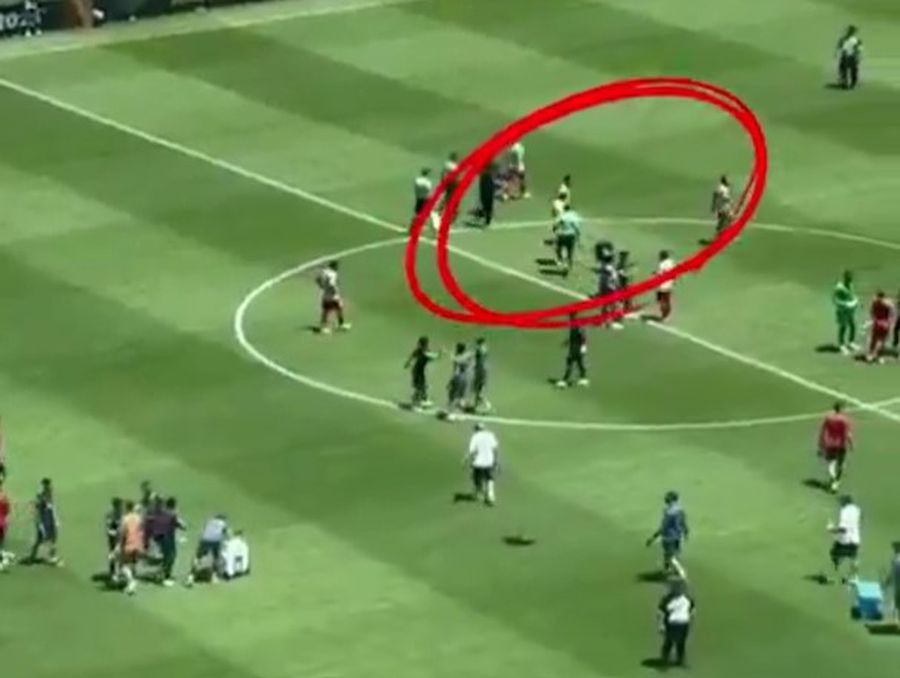 Momentele în care, după fluierul final, Jan Oblak îl ceartă pe Istvan Kovacs la centrul terenului / Foto: X Marca Istvan Kovacs îi înfurie pe spanioli: „Arbitraj părtinitor, tendențios și confuz” » Calificativ slab primit în Marca!