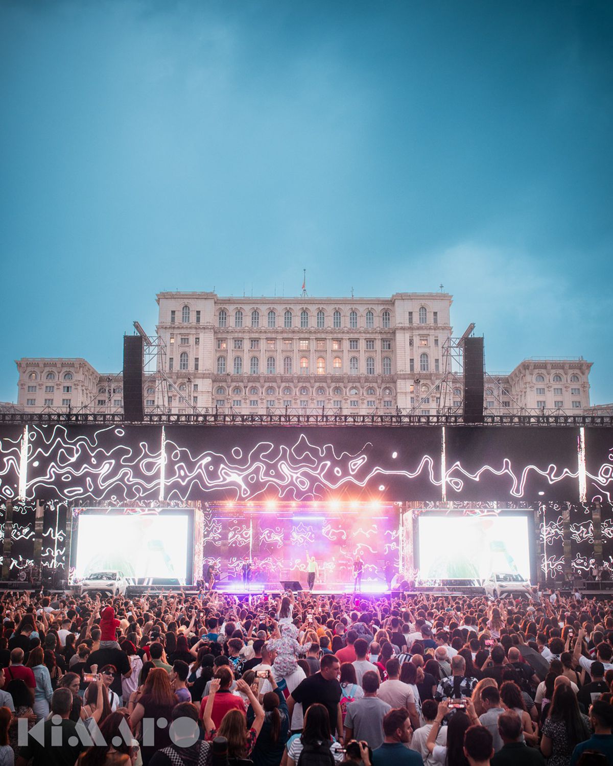 Cu 750 mp de ecrane, pe o scena de 60 metri, Festivalul KIMARO a început pe 13 iunie în Piața Constituției București!