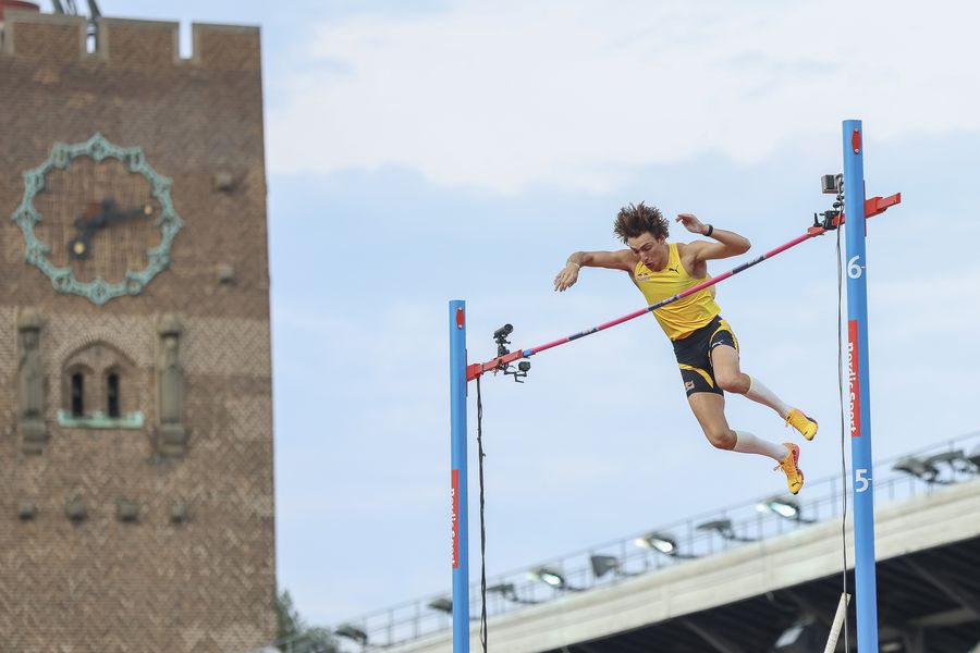 Mondo Duplantis, săritură de 6,28 metri la Stockholm/Foto: Getty Images Pe „cel mai frumos” stadion al lumii, fantasticul Armand Duplantis a doborât din nou recordul mondial la săritura cu prăjina: „Sunt în al 9-lea cer”