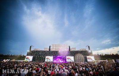 Cu 750 mp de ecrane, pe o scena de 60 metri, Festivalul KIMARO a început pe 13 iunie în Piața Constituției București!