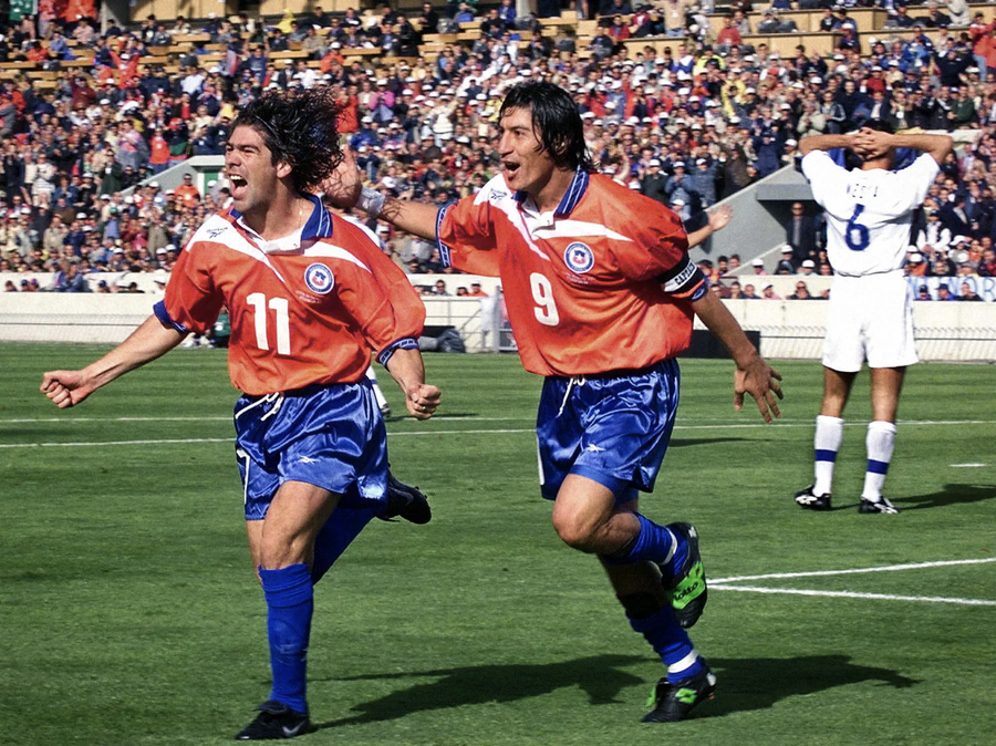 Iván Zamorano (dreapta) și Marcelo Salas, cuplul legendar al selecționatei din Chile Îl mai știți pe „Bam Bam”? A spălat geamuri în „Petroșani”, apoi a ajuns la Real Madrid, iar recordul său de goluri a fost bătut abia acum, de Mbappe!