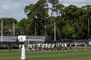 Real Madrid în oaza miliardarilor. Dar fără vestiare, fără dușuri, fără terenuri ok