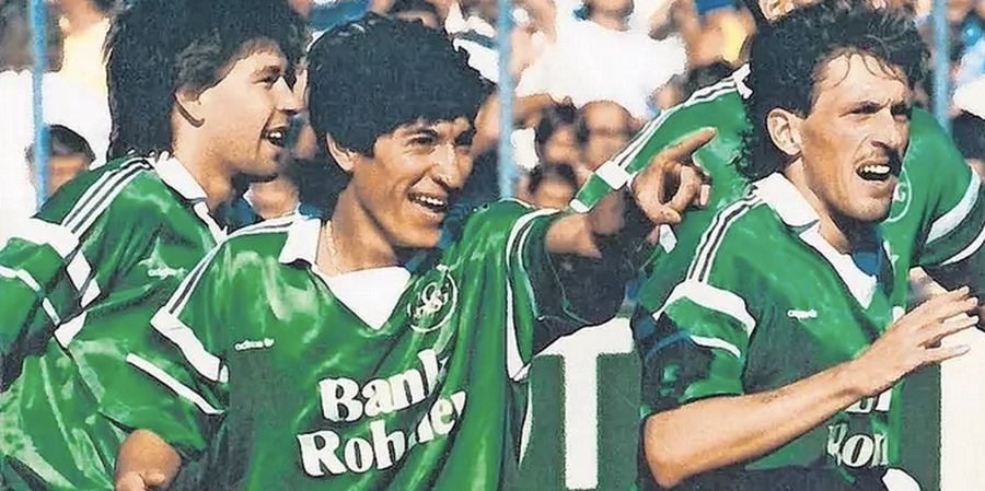 Iván Zamorano (centru), alături de Urs Fischer (stânga) și Didi Metzler (dreapta), evoluând pentru St. Gallen Îl mai știți pe „Bam Bam”? A spălat geamuri în „Petroșani”, apoi a ajuns la Real Madrid, iar recordul său de goluri a fost bătut abia acum, de Mbappe!