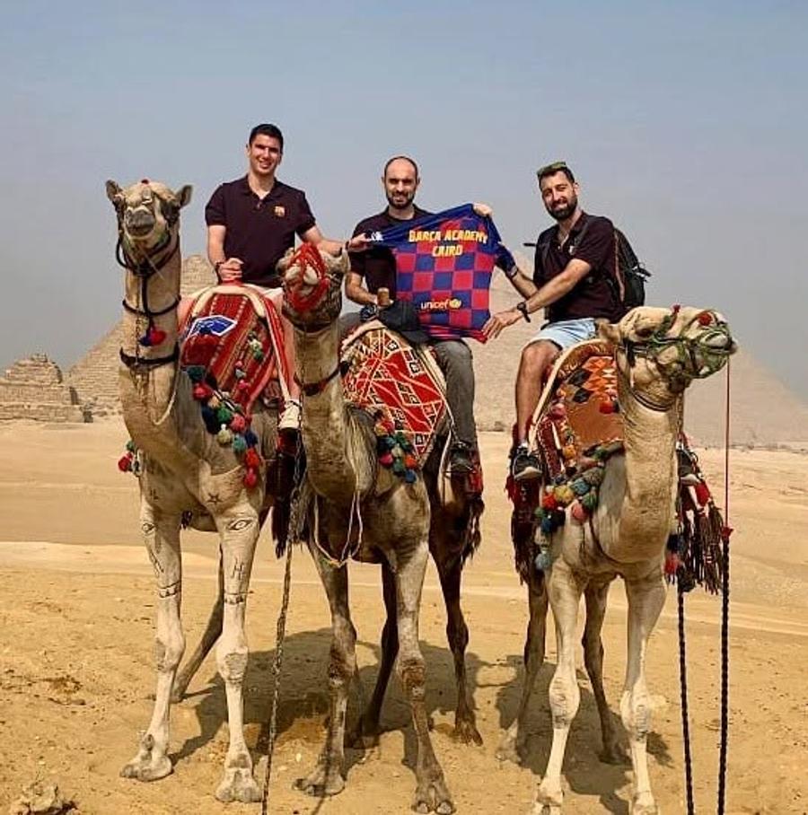 Marc Sabate (în centru), director regional Barca Academy pentru Europa, Orientul Mijlociu și Africa, a supervizat inclusiv lansarea proiectului de la București. Foto: facebook.com/BARCAACADEMY Barca Academy România, afacere de stat: șeful ANS, Bogdan Matei, și ex-premierul Marcel Ciolacu, „nașii” proiectului + Iată cât a costat avionul cu care a venit Joan Laporta la București!