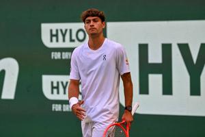 Finalistul de la Roland Garros a fost adus cu picioarele pe pământ la Halle! Înfrângere în primul tur