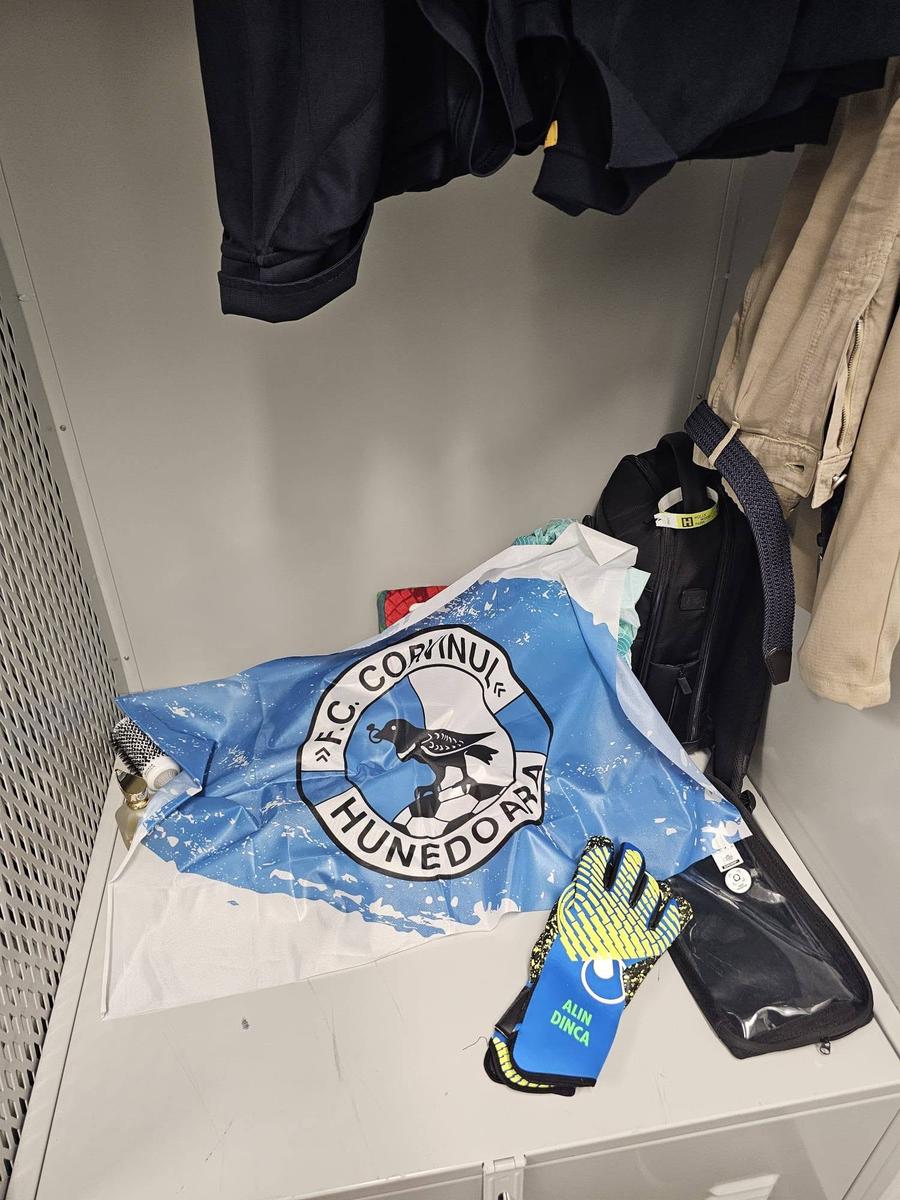 Steagul Corvinului Hunedoara în vestiarul de pe SoFi Stadium // Foto: Facebook Cum a ajuns steagul clubului din Superliga pe gazon la Iran - Noua Zeelandă