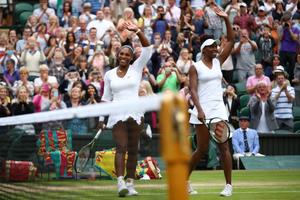 La 26 de ani după primul titlu, Venus și Serena Williams vor juca împreună la Wimbledon