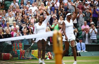 La 26 de ani de la primul titlu, Venus și Serena Williams vor juca împreună la Wimbledon