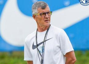 Dat afară de Rapid, a semnat cu Farul și s-a prezentat la primele antrenamente conduse de Sabău