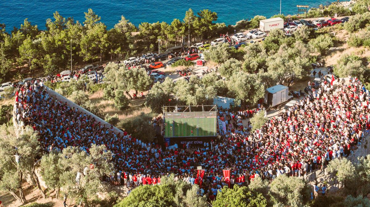 Fanii urmăresc meciurile de la Mondial în unul dintre cele mai spectaculoase locuri din lume