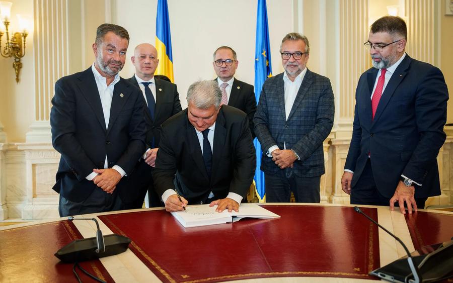 Joan Laporta semnează în cartea de oaspeți de la Senatul României. Foto: barcaacademy.fcbarcelona.com Barca Academy România, afacere de stat: șeful ANS, Bogdan Matei, și ex-premierul Marcel Ciolacu, „nașii” proiectului + Iată cât a costat avionul cu care a venit Joan Laporta la București!