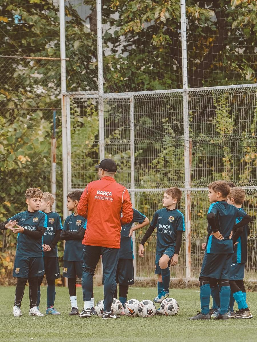 În Academia Barcelonei de la București activează în prezent circa 600 de copii, potrivit fondatorului Marius Pavel. Foto: facebook.com/academiabarcelonaro Barca Academy România, afacere de stat: șeful ANS, Bogdan Matei, și ex-premierul Marcel Ciolacu, „nașii” proiectului + Iată cât a costat avionul cu care a venit Joan Laporta la București!