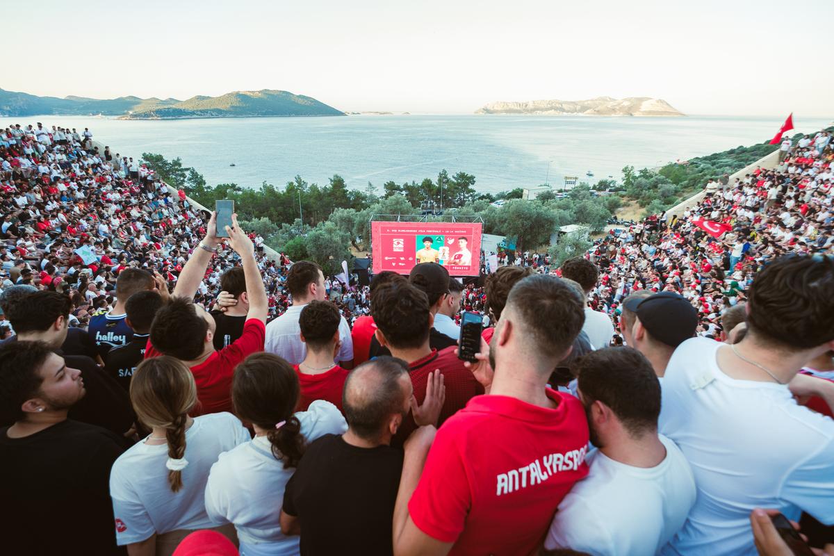 Fanii urmăresc meciurile de la Mondial în unul dintre cele mai spectaculoase locuri din lume