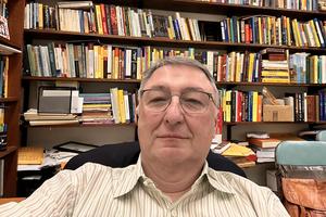 Cum vede România un matematician-scriitor stabilit de 30 de ani în SUA: „Stăm mult mai bine decât în 1990, dar dezbaterile încă mor sub piatra tombală a șefilor”