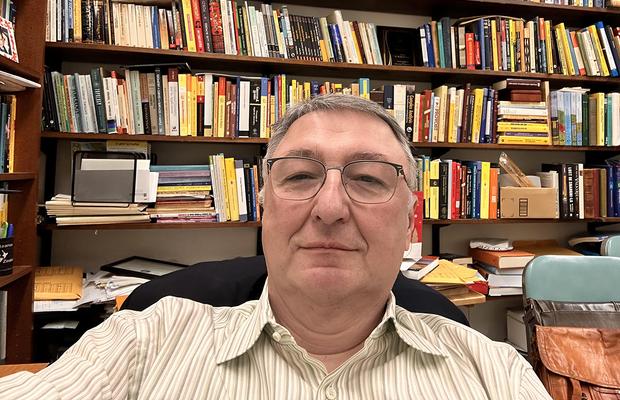 Cum vede România un matematician-scriitor stabilit de 30 de ani în SUA: „Stăm mult mai bine decât în 1990, dar dezbaterile încă mor sub piatra tombală a șefilor”