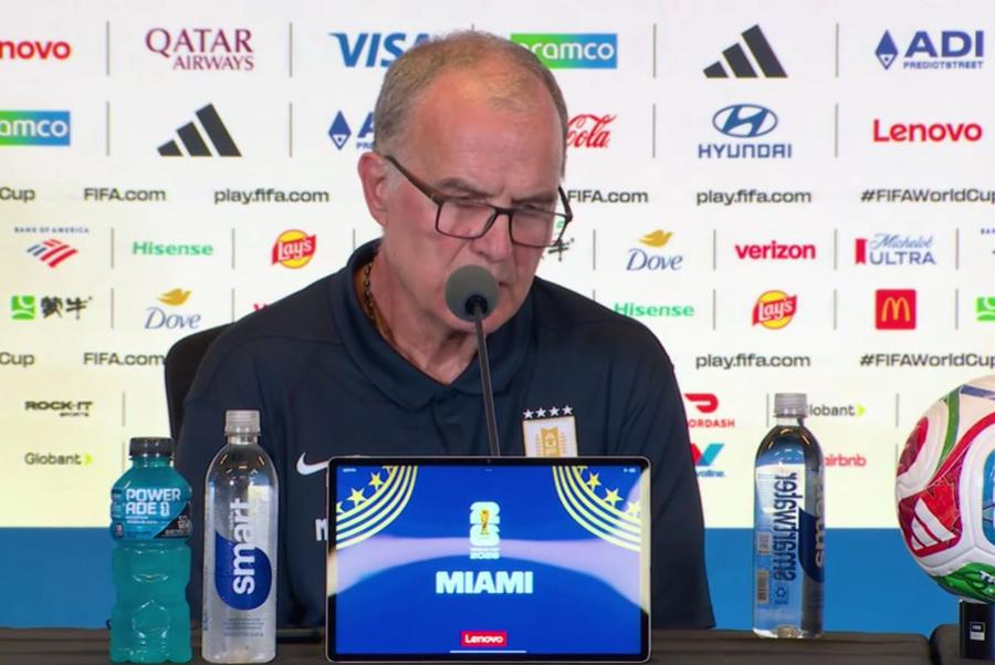 Marcelo Bielsa, la conferința de presă Nonconformistul Marcelo Bielsa a făcut valuri cu apariția de la ședința foto oficială: „Nu sunt dator cu explicații”