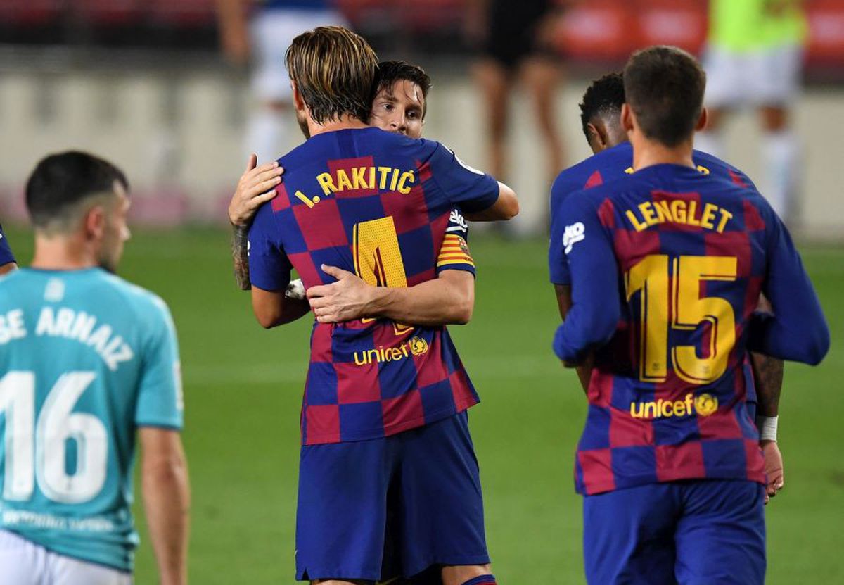 VIDEO Momentul serii cu Sergio Ramos, după titlul cucerit de Real Madrid » Ce a făcut când un reporter i-a înmânat un cadou