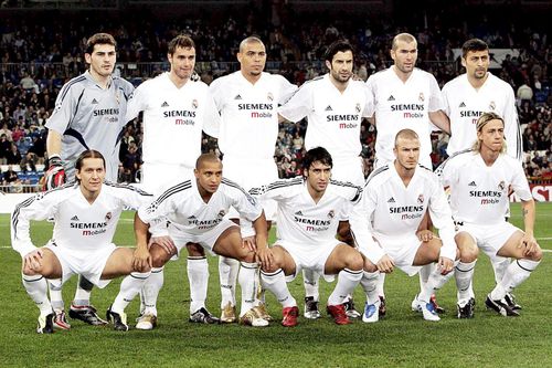 Luis Figo (al treilea pe rândul de sus, de la dreapta la stânga) și Guti (primul de pe rândul de jos, din dreapta) au făcut parte din echipa „galactică” a lui Real Madrid // foto: Imago