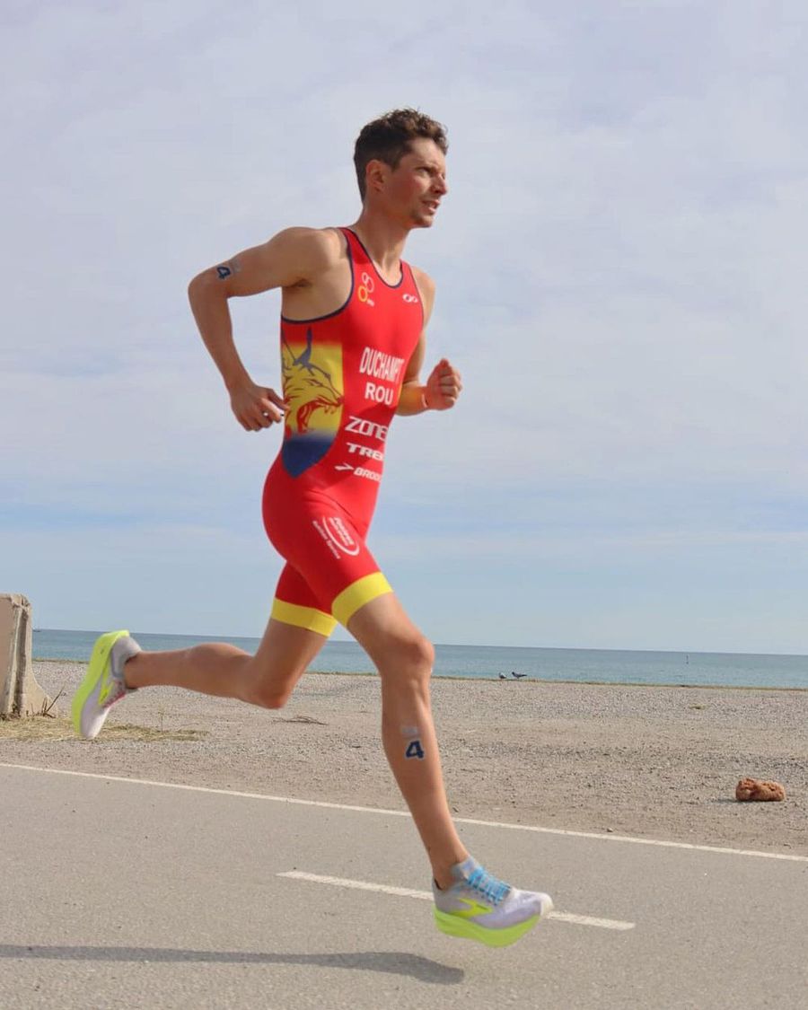 În plină alergare cu marea pe fundal FOTO Instagram Felix Duchampt Felix Le Premier » Naturalizat în urmă cu un an, franco-românul Felix Duchampt este primul olimpic din istoria triatlonului tricolor: „Nu mă număr printre favoriții la medalii, dar se poate întâmpla orice”
