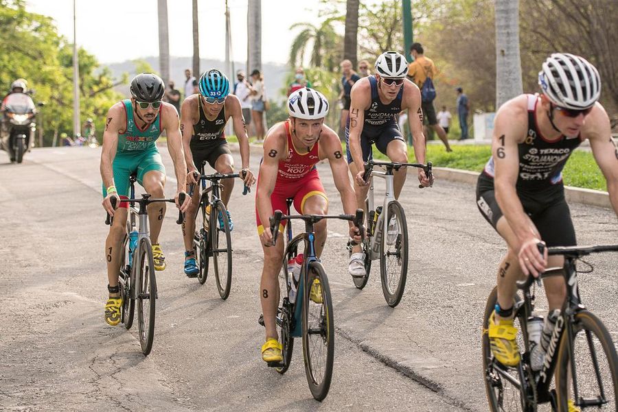 Felix (echipament roșu) în timpul celui mai recent concurs al său, cel din Mexic FOTO Instagram Felix Duchampt Felix Le Premier » Naturalizat în urmă cu un an, franco-românul Felix Duchampt este primul olimpic din istoria triatlonului tricolor: „Nu mă număr printre favoriții la medalii, dar se poate întâmpla orice”