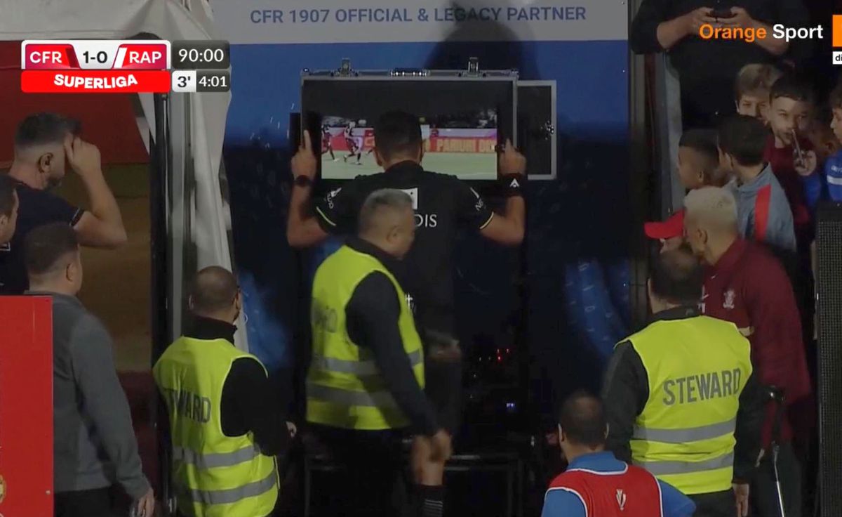 Final-thriller în CFR Cluj - Rapid! Giuleștenii ratează un penalty dictat cu ajutorul VAR, la ultima acțiune