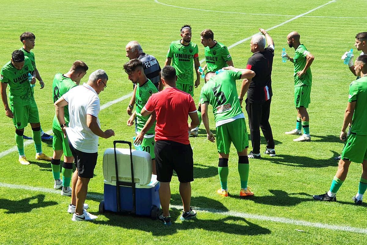 Încordare maximă la amicalul lui Dinamo » Un „câine roșu” a izbucnit la adresa coechipierului: „Fiecare face ce vrea aici?!”