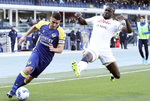 Kalidou Koulibaly, în alb, într-un meci de Serie A cu Verona // foto: Guliver/gettyimages