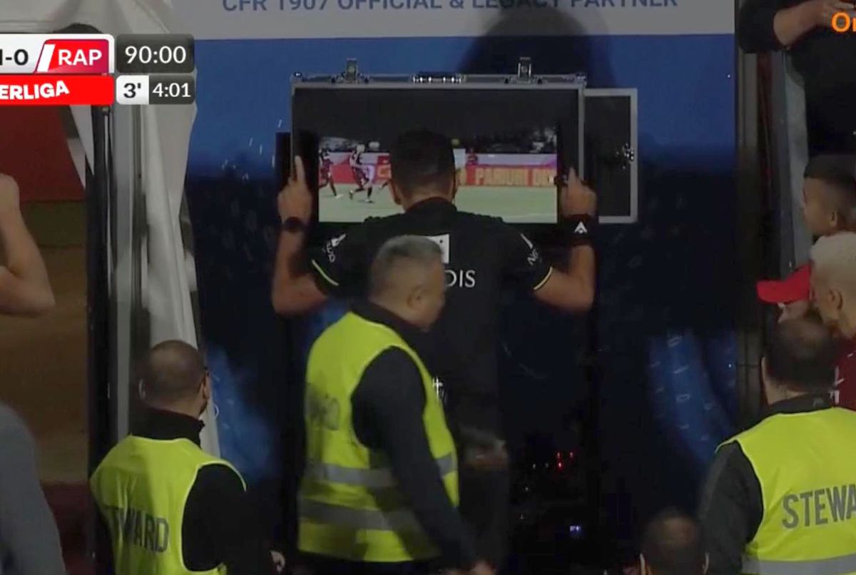 Hațegan l-a întors din drum pe Colțescu, pentru prima decizie majoră luată din camera VAR! Confuzie în Gruia: „Asta n-am înțeles”