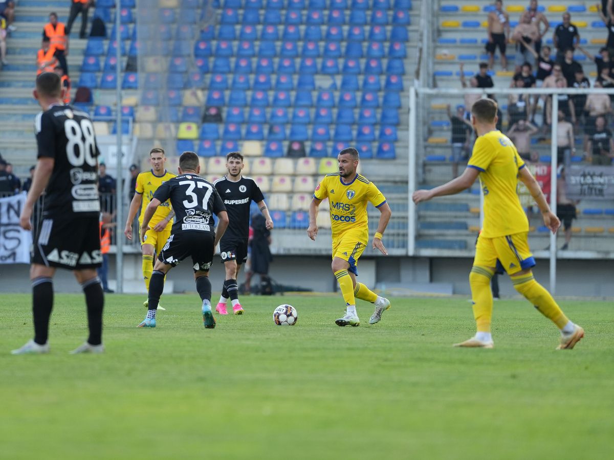 Petrolul - U Cluj 1-1 » Partidă-spectacol la Ploiești, cu două goluri, bare și greșeli de arbitraj