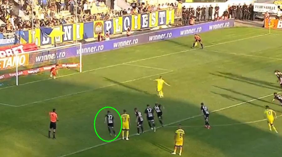 Penalty stupid în Petrolul - U Cluj + VAR-ul a „dormit” și a comis o gafă uriașă!