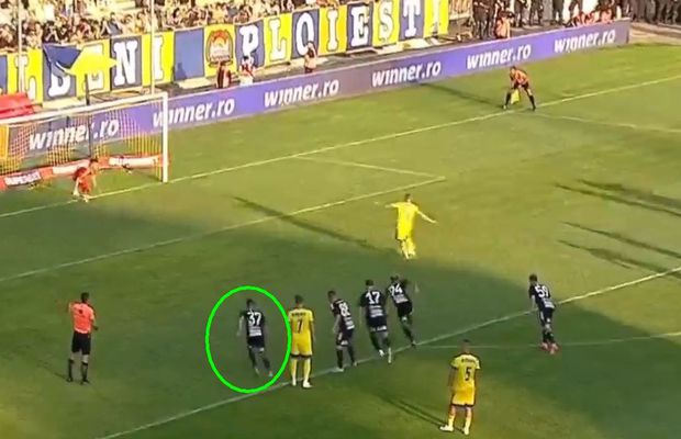 Penalty stupid în Petrolul - U Cluj + VAR-ul a „dormit” și a comis o gafă uriașă!