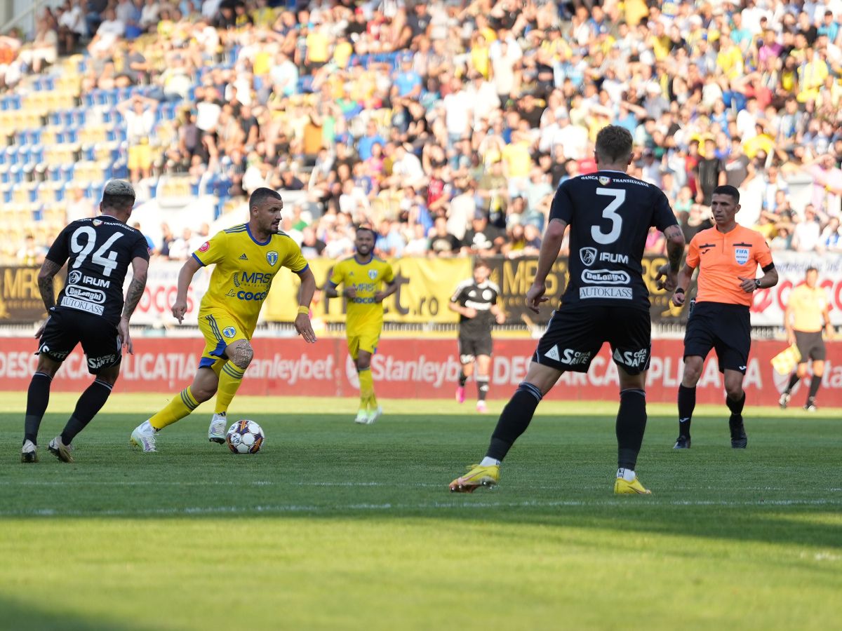 Petrolul - U Cluj 1-1 » Partidă-spectacol la Ploiești, cu două goluri, bare și greșeli de arbitraj