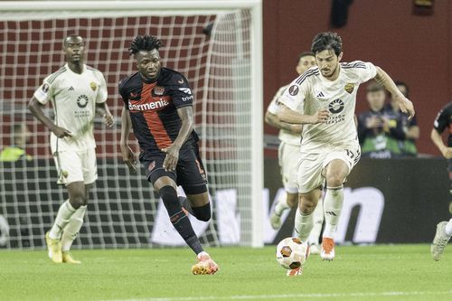 Sardar Azmoun, dreapta, în tricoul Romei, într-un meci din semifinalele Europa League contra lui Leverkusen / Foto: Imago