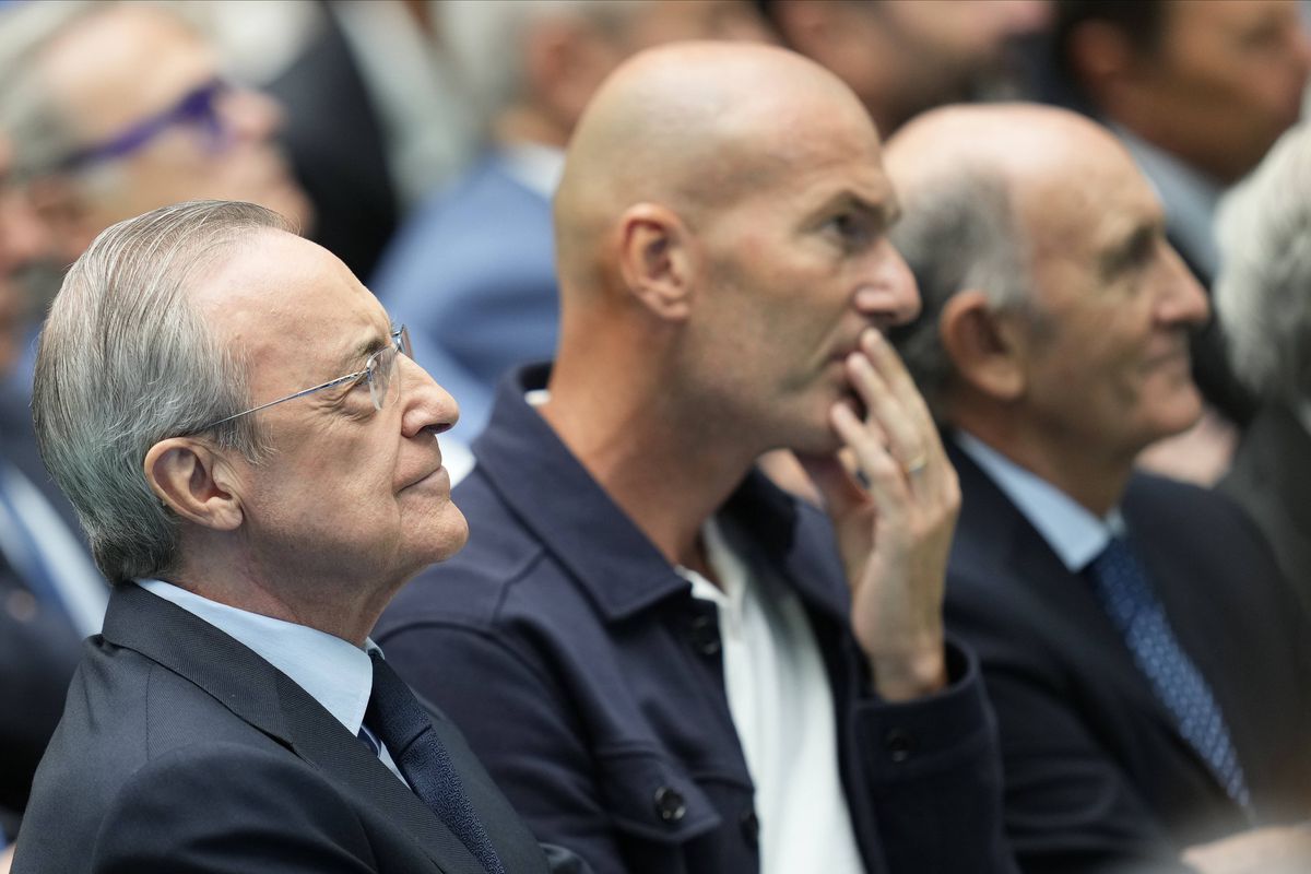 Suma STRATOSFERICĂ investită de Florentino Perez în achiziții „galactice”. Președintele lui Real Madrid putea cumpăra azi loturile echipelor din Manchester!