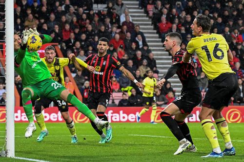 Ionuț Radu nu l-a putut scoate din poartă nici pe titularul Neto la Bournemouth / Foto: Imago