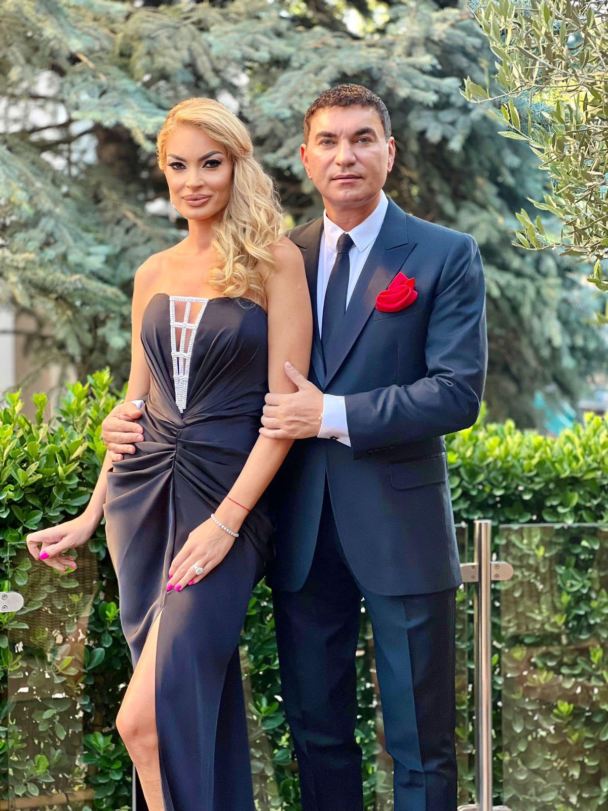 Imaginile de pe iaht cu Cristi Borcea și Valentina Pelinel au stârnit reacții jignitoare: „Ai editat prost pozele. Ăla nu are mâini, tu ești tunată toată”