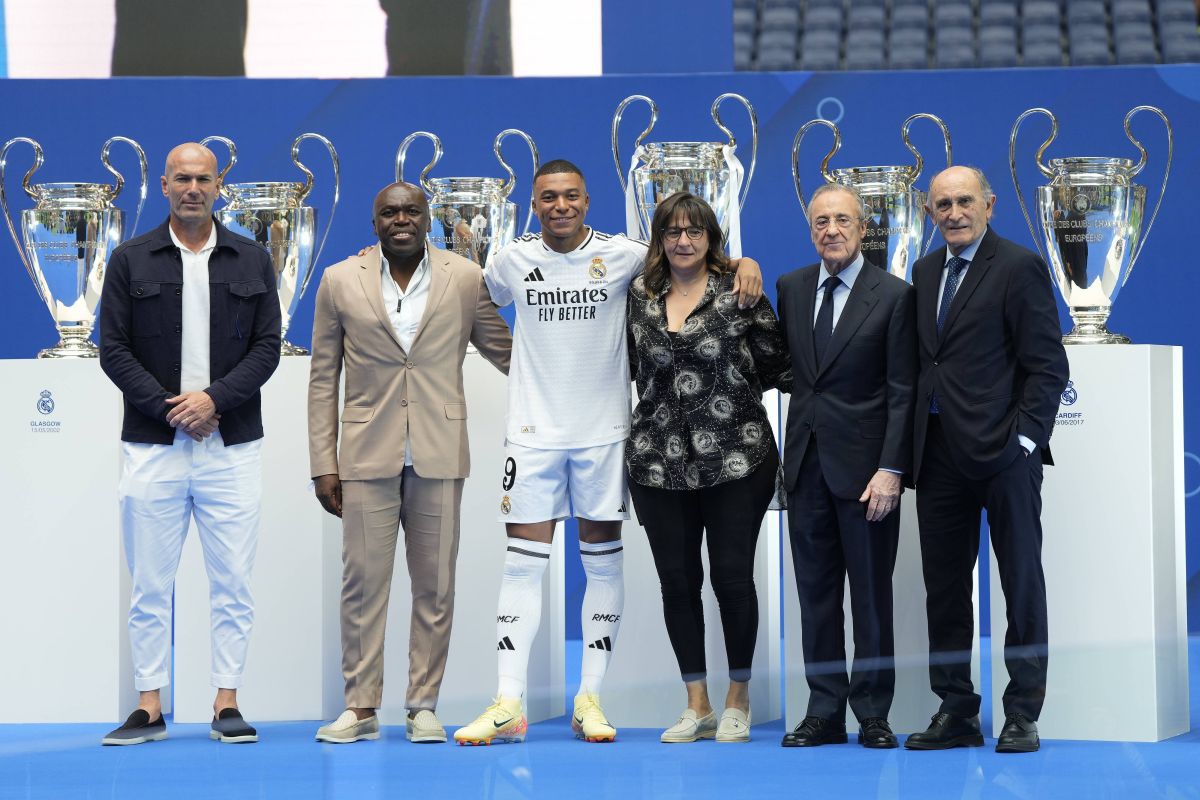 Suma STRATOSFERICĂ investită de Florentino Perez în achiziții „galactice”. Președintele lui Real Madrid putea cumpăra azi loturile echipelor din Manchester!