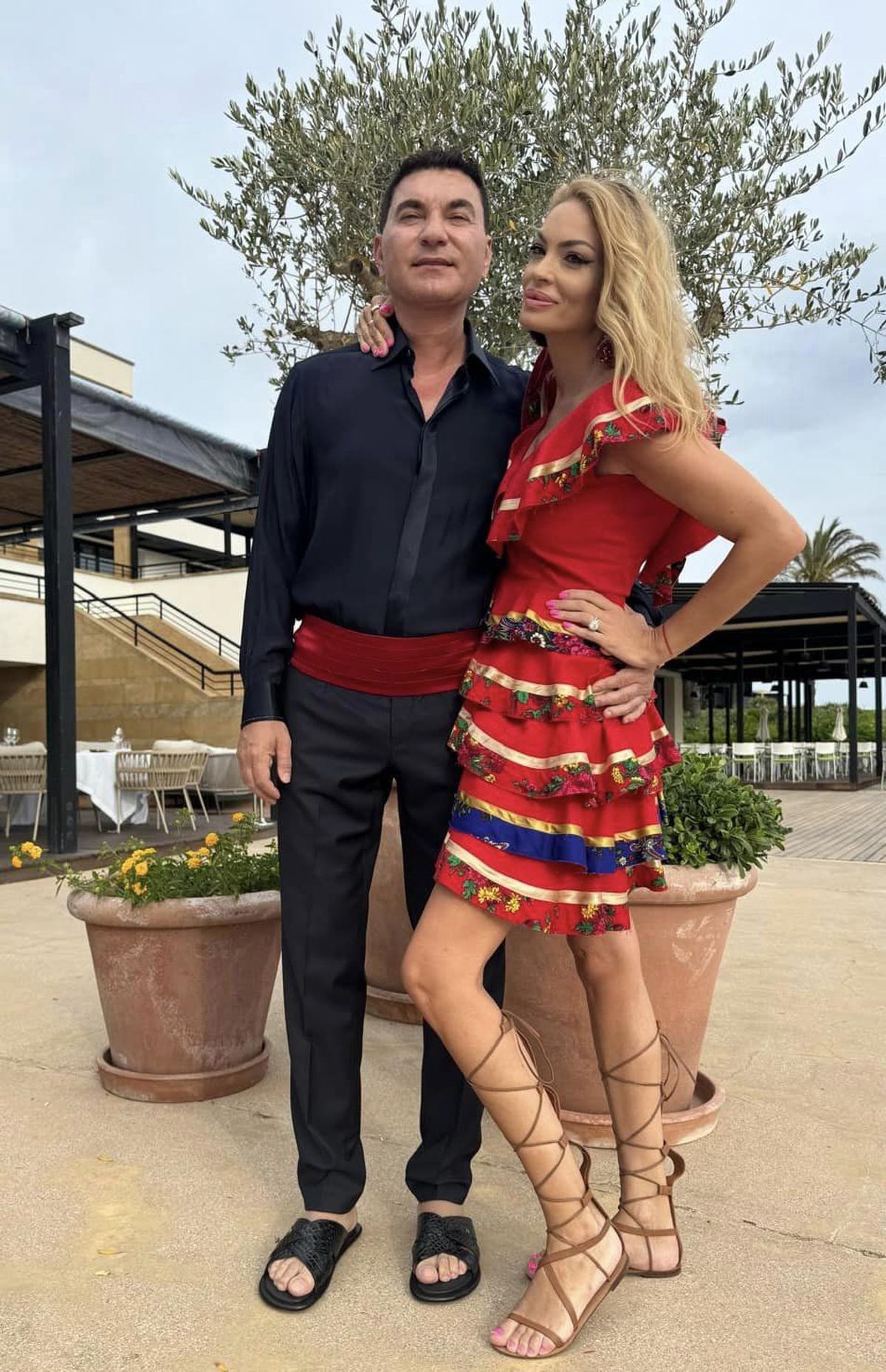 Imaginile de pe iaht cu Cristi Borcea și Valentina Pelinel au stârnit reacții jignitoare: „Ai editat prost pozele. Ăla nu are mâini, tu ești tunată toată”