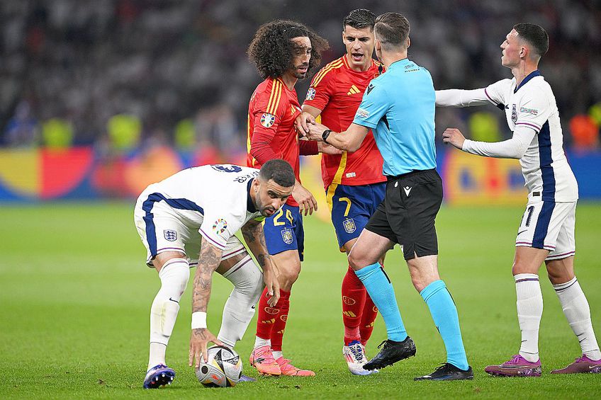 Kyle Walker, primul din stânga, cu mingea pe balon // foto: Guliver/gettyimages