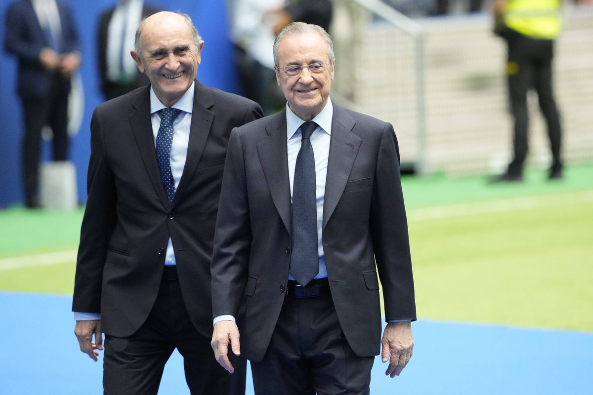 Suma STRATOSFERICĂ investită de Florentino Perez în achiziții „galactice”. Președintele lui Real Madrid putea cumpăra azi loturile echipelor din Manchester!