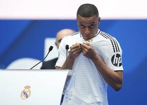 Mama lui Mbappe a izbucnit în lacrimi când a văzut gestul lui Kylian » Ce s-a întâmplat pe scenă la prezentarea la Real Madrid